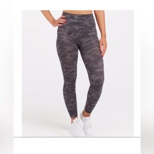 NWT Spanx Look at Me Now Seamless Leggings Large
